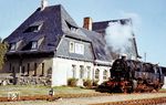 Der Bahnhof Neuhaus am Rennweg ist mit 830 m ü. NN der höchstgelegene Bahnhof in Thüringen und einer der höchstgelegenen Regelspurbahnhöfe in Deutschland. Der Reiseverkehr zwischen Ernstthal und Neuhaus endete bereits am 16. März 1968. Der Fahrkartenschalter wurde von der DR noch bis Mai 1993 weiterbetrieben. Den Güterverkehr erledigte Jahrzehnte lang die bewährte pr. T 20. Hier ist 95 0032 aus Ernstthal in Neuhaus eingetroffen. Seit Dezember 2002 wird der Bahnhof wieder fahrplanmäßig im Reiseverkehr bedient.  (10.1975) <i>Foto: Michael Malke</i>