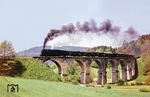 Eine 95er überquert mit einem Personenzug aus Eisfeld das Viadukt über den Teufelsgraben bei Sonneberg-West. Es weist eine Länge von 171 m und einer Höhe von 23 m auf. (1973) <i>Foto: Michael Malke</i>