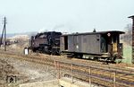 Die Schmalspurbahn Eisfeld – Schönbrunn war eine knapp 18 Kilometer lange Eisenbahnstrecke, die Eisfeld mit dem nördlich gelegenen mittleren Schleusetal verband. Weil die Endstation im Schleusegrund lag, wurde die Eisenbahnlinie in der Bevölkerung auch „Gründerla“ genannt. Besonders für den Güterverkehr war die Bahnstrecke bedeutsam. Von Anfang an wurden normalspurige Wagen auf Rollböcken befördert. 1926 wurde auf den Betrieb mit Rollwagen umgestellt, bis Betriebseinstellung war damit aber nur der Transport zweiachsiger Normalspurwagen zugelassen. Mit Doppeltraktion wurden dabei in den 1950er Jahren Güterzüge mit bis zu 440 t Gesamtlast gefahren. 1970 verkehrten meist vier Güterzüge täglich. Güterkunden waren unter anderem die Glasfabriken in Schönbrunn und Biberau, die Porzellanfabrik in Brattendorf, eine Ziegelei in Rother Haag und eine Metallweberei in Brünn. Der Güterzugverkehr wurde am 31. März 1973 eingestellt. 99 7236 half anschließend beim Streckenabbau mit, hier unmittelbar am Bahnhof Eisfeld. Im Vordergrund verläuft die Normalspurstrecke der Werrabahn nach Meiningen. (03.1974) <i>Foto: Michael Malke</i>