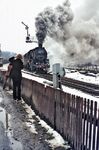 Ausfahrt des P 3603 nach Johanngeorgenstadt mit 58 1934 vom Bw Aue im Bahnhof Wiesenburg. Im schwarzen Mantel hält Joachim Schmidt die Szene ebenfalls fotografisch fest, davor Joachim Reh. (26.03.1975) <i>Foto: Rolf Weigel</i>
