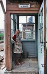Nein, diese freundliche Dame war nicht die Fahrdienstleiterin/Aufsichtsbeamtin des Bahnhofs Markersbach, auch wenn es nicht ungewöhnlich war, dass in der DDR Renter ihre karge Rente bei der Reichsbahn aufbesserten. Da die DDR noch lange unter den Folgen der Massenflucht der 1950er Jahre litt, wurden in der DDR als einziger Ostblockstaat auch ausländische Gastarbeiter in nennenswerter Zahl beschäftigt. Dies war insofern ungewöhnlich, da in der offiziellen Lesart immer wieder betont wurde, dass es Arbeitslosigkeit nur im Kapitalismus gab. Keiner der östlichen Genossen wollte offiziell zugeben, daß innerhalb des sozialistischen Lagers bei weitem nicht jeder Bürger einen sicheren und gutbezahlten Arbeitsplatz hatte und sein Glück im sozialistischen Ausland suchen musste. (1987) <i>Foto: Joachim Schmidt</i>