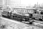 Nach dem Zweiten Weltkrieg verblieb ein Exemplar der französischen 241 A4 (Fives Lille 4696 1931; bis 1938 Est 241.004) bei der Deutschen Reichsbahn der DDR. Sie diente als Versuchslok im Rahmen der Entwicklung der Kohlenstaubfeuerung und wurde am 30.06.1952 aus dem Schadpark der RBD Greifswald entnommen und im RAW Zwickau umgebaut. Die Lok war ab Dezember 1953 beim Bw Dresden-Altstadt beheimatet (Foto) und im Schnellzugdienst Dresden – Berlin eingesetzt. Bereits 06.05.1955 wurde die Lok nach nur 34.000 km Laufleistung abgestellt. Die z-Stellung erfolgte am 01.03.1957, die Ausmusterung am 15.11.1957. (1954) <i>Foto: Georg Otte</i>