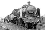 Vom 18. bis 20. August 1953 fand mit der auf Kohlenstaubfeuerung umgebauten 17 1042 (Bw Berlin Ostbahnhof) eine Versuchsfahrt von Stendal über Saßnitz nach Gutenfürst statt. Hinter der Lok wurde ein behelfsmäßiger Kohlenstaubwagen ehemals russischer Bauart mitgeführt, dahinter ein sächsischer Abteilwagen als Brigadewagen. Dahinter folgt ein weiterer Staubwagen und 20 Grs-Wagen als Balast. Erst am 26.11.1953 gab das Raw Stendal die Lok an den Betrieb zurück. Nach einem Heizlokeinsatz beim Bw Berlin-Lichtenberg wurde sie 1962 abgestellt und diente später als Ersatzteilspender für die Museumslok 17 1055. Das Foto enstand im Bahnhof Stendal vor Beginn der Versuchsfahrt.  (18.08.1953) <i>Foto: ZBDR</i>