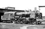 Insgesamt baute die DDR-Reichsbahn 14 Lokomotiven der Reihe 17.10 auf Kohlenstaubfeuerung um. Nach anfänglichen Schwierigkeiten wie Undichtigkeiten im Rohrsystem oder Ablagerungen und Auszehrungen in Rohrwänden und der Feuerbüchse, hatte man offenbar Mitte der 1950er Jahre die Probleme im Griff. Grund für die rasche Abstellung der bereits 40 Jahre alten Maschinen waren die hohen Unterhaltungskosten, die das wartungsaufwendige Vierzylinder-Verbundtriebwerk verursachte. Mit Zuweisung von Neubauloks der Baureihe 23.10 wurden die Loks ab 1959 abgestellt. 17 1114 war von Juni 1951 bis Juni 1961 als Kohlenstaublok in Betrieb, zuletzt als Heizlok beim Bw Berlin-Lichtenberg. Frisch restauriert steht die Cottbuser Lok vor dem westlichen Ringlokschuppen im Bw Leipzig Hbf West für die Rückleistung bereit. (28.04.1958) <i>Foto: Gerhard Illner</i>