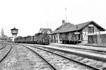 Ein Personenzug mit einer preußischen T 3 im Bahnhof Gundheim (bei Worms) an einer 11 km langen Stichstrecke, die von 1903 bis 1973 betrieben wurde. Ursprünglich war geplant, die Strecke von Worms aus weiter nach Westhofen, Gau-Odernheim und Nieder Olm bis nach Ingelheim zu führen. Das Projekt war aber schon damals umstritten, weil man davon ausging, dass sich der Weiterbau wirtschaftlich nicht rentiere. Über lokale Bedeutung im Wormser Vorortverkehr kam die Strecke daher nie hinaus. Als 1948 Herrnsheim an die Straßenbahn Worms angeschlossen wurde, verursachte dies einen merklichen Rückgang im Personenverkehr. Dieser Trend hielt an, zumal die DB selbst einen parallelen Omnibusverkehr einrichtete. Der Personenverkehr, aber auch der Güterverkehr verlagerte sich zunehmend auf die Straße. Zum 28. Mai 1961 wurde der Personenverkehr eingestellt. Güterzüge befuhren die Gesamtstrecke bis zum 4. März 1968 noch bedarfsweise an drei Tagen in der Woche. 1973 wurde der Streckenabschnitt Abenheim—Gundheim stillgelegt und zurückgebaut. Auch die übrige Strecke wurde 10 Jahre später aufgegeben und die Gleise ab dem 17. April 1984 entfernt. Anlass war der Bau eines Zubringers zur A 61, dem der Streckenrest im Weg war. (1906) <i>Foto: RVM-Archiv</i>