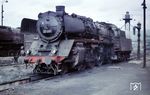 23 001 vom Bw Halle (Saale) P als Wendelok im Bw Saalfeld (Saale). Das aus einem völlig kaputten Orwo-Dia restaurierte Foto zeigt die Lok frisch restauriert am Wasserkran vor der Drehscheibe. (1967) <i>Foto: Joachim Claus</i>