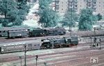 Blick aus der damaligen Hochschule für Verkehrswesen (HfV) auf den Dresdner Hauptbahnhof, wo sich eine pr. P 8 und eine DR-Neubaulok der Baureihe 65.10 begegnen. (1967) <i>Foto: Joachim Claus</i>