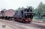 In den 1960er Jahren kehrte nochmals kurzzeitig die sächs. IV k auf die Schmalspurbahn Freital-Potschappel – Nossen zurück, da die planmäßig dort eingesetzten Maschinen der Baureihe VI k Probleme nach der Rekonstruktion hatten. Auch der G-Wagen auf dem 1. Rollwagen hinter der Lok ist "rekonstruiert": Ein sog. "Teil-Mod(ernisierungs)-Wagen" auf der Basis eines Flachdach-G-Wagens der Verbandsbauart mit neuem Blechdach, Beblechung des oberen Wagenkastens, UIC-Lüftungsschieber, Rollenlager etc. (1965) <i>Foto: Joachim Claus</i>
