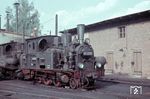 99 5633 (Jung, Baujahr 1917) in Straupitz, der Betriebsmittelpunkt der Bahnstrecke Lübben – Straupitz – Cottbus (Spreewaldbahn) war. Hier gab es einen dreiständigen Lokschuppen. Personenzüge fuhren  auf der Spreewaldbahn bis 1970 (Restabschnitte), Güterverkehrgab es auf dem Reststück Cottbus Spreewaldbahnhof – Cottbus Flughafen (drei Gleisanschlüsse) noch bis 1983. Auf allen anderen Strecken war der Güterverkehr bis zum Jahr 1968 schrittweise aufgegeben worden. (1967) <i>Foto: Joachim Claus</i>