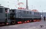 Am 31. Mai 1970 wurde die Elektrifizierung der Direktverbindung Leipzig–Dresden und damit des Sächsischen Dreiecks vollendet. Aus diesem Anlass waren mehrere Sonderzüge unterwegs. Einen bespannte E 42 092 vom Bw Karl-Marx-Stadt mit einer unbekannten Schwesterlok, aufgenommen in Leipzig Hbf. (31.05.1970) <i>Foto: Joachim Claus</i>
