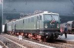 E 42 100 mit einer Schwesterlok vor dem Eröffnungszug des elektrischen Betriebes der Gesamtverbindung Leipzig - Dresden im Bahnhof Dresden-Neustadt. (31.05.1970) <i>Foto: Joachim Claus</i>