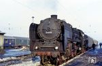 01 018 übernimmt in Magdeburg Hbf einen Zug. Im Hintergrund fährt gerade ein britischer Militärzug aus Berlin vorbei. (02.1969) <i>Foto: Wolfgang Laudien </i>