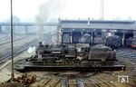 58 1125 auf der Drehscheibe des Bw Saalfeld, noch mit dem alten Lokschuppen. Im Hintergrund ist die Brücke der Fernstraße 281 (heute: Bundesstraße 85) zu erkennen, die von den Reichsbahnern später angesichts der ständigen Umlagerung von Fotografen etwas verächtlich "Affenfelsen" tituliert wurde. (1969) <i>Foto: W. Laudien </i>