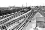 Blick vom Stellwerk "Wn" auf die Streckengabelung am Nordkopf des Bahnhofs Worms. Nach links geht es in Richtung Mainz, nach rechts über die Rheinbrücke nach Biblis. Oben am rechten Bildrand der Kohlenbansen an der Zufahrt zum Bahnbetriebswerk. Bemerkenswert ist die Gleisverbindung quer vom Güterbahnhof zum Bw. In der Reihe der links neben dem Ablaufberg abgestellten preußischen Abteilwagen sind zwei von der DRG umgebaute ehemalige 4. Klasse-Wagen eingestellt. Die Doppelfenster wurden durch ein großes Fenster ersetzt. Dies wurde hier bei den älteren Wagen mit dem flachen Dach nach Blatt Bh 3 bzw. 5 durchgeführt. Sie heißen jetzt C3tr Pr 00/10 bzw. C3tr Pr 02/24.  (1930) <i>Foto: RBD Mainz, Slg. W. Löckel</i>