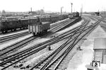Ablaufbetrieb im Güterbahnhof von Worms. Eine preußische G 8¹ drückt die letzten Waggons vom Ablaufberg, das Abdrücksignal zeigt Ra 7 - langsam abdrücken. Seit August 1949 trägt der Bahnhof die Bezeichnung Worms Hbf. Heute ist der Güterbahnhof teilweise zurückgebaut und wird nur noch zum Abstellen von Fahrzeugen genutzt. (1930) <i>Foto: RBD Mainz, Slg. W. Löckel</i>
