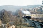 58 1562 mit Dg 53324 aus Zwickau auf dem Viadukt über die Zwickauer Mulde bei Schlema; eine Fotostelle, die man damals angesichts des Uranbergwerks der SDAG Wismut (Sowjetisch-Deutsche Aktiengesellschaft) im Hintergrund schnellstmöglichst wieder verlassen sollte.  (19.04.1976) <i>Foto: Joachim Schmidt</i>