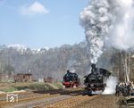 In der Bahnhofsausfahrt von Wolkenstein drängeln sich die Fotografen, um den von 99 1568 geführten P 14287 nach Wolkenstein aufzunehmen. Der Fotografenpulk war mit einem Sonderzug der links im Bild stehenden 38 205 hierher gekommen. Die sächs. XII H2 wird anschließend zum Drehen nach Annaberg-Buchholz Süd fahren. (03.05.1980) <i>Foto: Joachim Schmidt</i>