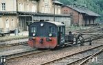 DR 100 412 rangiert im Bahnhof Wolkenstein. Die Kleinlok wurde am 11.09.1934 von Deutz als "Kö 4412" an die Deutsche Reichsbahn ausgeliefert. 1943 wurde sie auf Vergaserbetrieb mit Flüssiggas umgebaut und in Kb 4412 umgezeichnet. Die Deutsche Reichsbahn der DDR baute sie wieder in eine "normale" Kö zurück. 1970 wurde sie in 100 412 umgenummert, 1992 erhielt sie die Betriebsnummer 310 412 und wurde am 24.08.1994 in Zwickau ausgemustert. Im selben Jahr wurde sie an die Anschlußbahn Potsdam-Rehbrücke verkauft. (1980) <i>Foto: Joachim Schmidt</i>