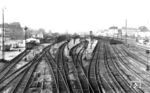 Der erste Pforzheimer Bahnhof wurde am 3. Juli 1861 an der Strecke Karlsruhe - Mühlacker der Badischen Staatseisenbahnen eröffnet. Am 29. Mai 1863 war die gesamte Strecke bis Mühlacker fertiggestellt, wo Anschluss an die Westbahn der Württembergischen Staatsbahnen von Stuttgart nach Bruchsal bestand. Mit der Eröffnung der Enztalbahn nach Wildbad (11. Juni 1868) und der Nagoldtalbahn nach Horb (1. Juni 1874) entwickelte sich Pforzheim zum Anschlussbahnhof mit erheblichem Verkehrsaufkommen. Das ebenfalls 1861 entstandene Empfangsgebäude, ein spätklassizistisches Bauwerk, wurde im Zweiten Weltkrieg beim Luftangriff auf Pforzheim am 23. Februar 1945 zerstört. Auf dem Bild vom März 1953 klafft links noch die Lücke, wo einst das Empfangsgebäude stand. Ein Neubau wurde im Juni 1958 eröffnet. (03.1953) <i>Foto: Carl Bellingrodt</i>