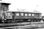 Hinter dem DR-Wagen 99362 verbirgt sich der ehemalige VT 303 der Köln-Bonner Eisenbahn (KBE), der bei der Weimar-Berka-Blankenhainer Eisenbahn (WBBE) als Wagen 108 im Einsatz war. Bemerkenswert ist das nachträglich eingebaute Gepäckabteil. (1956) <i>Foto: Gerhard Illner</i>