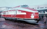 Vorstellung des 1963 vom VEB Waggonbau Görlitz gebauten Baumusterzug VT 18.16.01 in einer Sonderlackierung auf der Leipziger Frühjahrsmesse. Die Baumustereinheit war mit zwei 900-PS-Motoren ausgestattet und für 160 km/h zugelassen; daher stammt auch die Bezeichnung VT 18 (für 1800 PS) und 16 (für 160 km/h). Die Serientriebwagen erhielten Motoren mit 1000 PS. Der Baumusterzug war mit den anderen Zügen nicht kuppelbar und wurde 1985 ausgemustert. (03.1963) <i>Foto: Gerhard Illner</i>