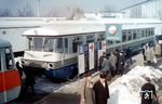 VT 4.12.002 auf der Leipziger Frühjahrsmesse 1965. Die 24 Meter langen Leichttriebwagen besaßen zwei zweiachsige Drehgestelle. Die Antriebsanlagen bestanden aus zwei unterflur angeordneten wassergekühlten Sechszylinder-Viertakt-Dieselmotoren mit je 147 kW Leistung (VT 4.12.001) und 162 kW Leistung (VT 4.12.002). Jeder Motor trieb den jeweils innenliegenden Radsatz eines Drehgestelles an. Aufgrund der damals verhältnismäßig hohen Antriebsleistung hatten die Fahrzeuge ein gutes Beschleunigungsvermögen und eine Höchstgeschwindigkeit von 125 km/h (auf DR-Strecken betrug die maximale Höchstgeschwindigkeit damals 120 km/h). Eine Serienproduktion erfolgte nicht, da sich die Deutsche Reichsbahn für den Weiterbau des zweiachsigen Schienenomnibus der Bauart Bautzen (DR-Baureihe VT 2.09) entschied und so keine Produktionskapazitäten für eine Serienproduktion vorhanden war. Beide Prototypen sind in den 1970er Jahren aus dem Betriebsdienst ausgeschieden, wurden jedoch nicht verschrottet. (28.02.1965) <i>Foto: Joachim Claus</i>