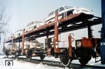 Autotransportwagen Ogll 69-01-46 der DR mit einigen Wartburg-Fahrzeugen auf der Leipziger Messe. (28.02.1965) <i>Foto: Joachim Claus</i>