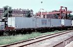 DEUTRANS-Container auf SS-Wagen im Containerbahnhof Cottbus, unweit des ehemaligen Spreewaldbahnhofes im nördlichen Bahnhofbereich. Die DEUTRANS war ursprünglich eine bereits in der Weimarer Republik gegründete Deutsch-Russische Transport-Aktiengesellschaft namens "Derutra", für den bilateralen Transport zwischen der Sowjetunion und Deutschland. 1934 endete die Kooperation. Nach dem Zweiten Weltkrieg benötigte die Sowjetische Militäradministration in Deutschland (SMAD) eine Spedition, die Demontagetransporte durchführte und alle Außenhandelstransporte zwischen der Sowjetischen Besatzungszone in Deutschland und der Sowjetunion sicherstellte. Daher wurde die „Derutra“ am 26. März 1946 in Ost-Berlin wiederbelebt. 1954 wurde die DEUTRANS – Internationale Spedition gegründet. Diese fungierte als reiner Spediteur und beauftragte die volkseigenen Kraftverkehrsbetriebe und die Deutsche Reichsbahn, aber auch Reedereien mit der Transportdurchführung. Der Hauptteil der Transporte wurde per Bahn abgewickelt. Ab den 1960er Jahren konnte man sich dem internationalen Trend zum Straßentransport jedoch nicht mehr verschließen. Die Devisenknappheit erwies sich dabei als ernstes Problem für die Beschaffung leistungsfähiger Straßenfahrzeuge, sodass Geschäfte auf Kompensationsbasis abgewickelt wurden. Da die DDR-Industrie rege Wirtschaftsbeziehungen zu Schweden pflegte, wurden Maschinen gegen Volvo-LKW getauscht. 1990 wurde die DEUTRANS von Kühne + Nagel übernommen. (1972) <i>Foto: Joachim Claus</i>