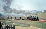 Auch 94 1292 hat alle Mühe, ihren Zug auf der bis zu 70 ‰ starken Steigung bei Suhl-Friedberg in Fahrt zu bringen. (04.1972) <i>Foto: Joachim Claus</i>