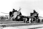 Nachdem bereits 1953 die DB erwägte, die nicht alterungsbeständigen 03.10-Kessel aus dem Baustoff St 47 K zu ersetzen, blieb auch der DR nicht verborgen, dass eine Erneuerung ihrer Loks aufgrund der Abnutzungserscheinungen dringend erforderlich war. Obwohl die Konstruktion eines DR-Rekokessels kurz vor dem Abschluss stand, lieferte der VEB Schwermaschinenbau "Karl Liebknecht" aus Magdeburg noch 1957 zwei Nachbaukessel geschweißter Bauart, die in 03 1077 und 03 1088 eingebaut wurden. Die Lieferung weiterer Ersatzkessel war nicht vorgesehen, weil man bereits 1958 mit der Rekonstruktion der Baureihe 03.10 im RAW Meiningen beginnen wollte. Nicht vorhersehbar war allerdings, dass kurz vor Beginn des Rekonstruktionsprogramms der St 47-K-Kessel der 03 1046 bei der Durchfahrt im Bahnhof Wünsdorf (Krs. Zossen) zerknallte. (30.09.1958) <i>Foto: Slg. Heiko Samus</i>
