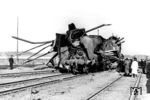 Die Reste der 03 1046 (Bw Dresden-Altstadt) nach dem Kesselzerknall im Bahnhof Wünsdorf. Der Unfall ereignete sich vor dem D 78 ("Balt-Orient-Express") auf der Fahrt von Dresden nach Berlin. Ursache war ein Härteriß durch Materalermüdung im Langkessel des aus St 47 K gefertigten, nicht alterungsbeständigen Kessels.  (30.09.1958) <i>Foto: Slg. Heiko Samus</i>