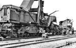 Bereits am Tag nach dem Unfall begann der Abtransport der 03 1046 unter Zuhilfenahme des E.D.K. 50-Schwerlastkranes DR 79-10-01 des Bw Pankow nach Meiningen. Mit den übrig gebliebenen Rahmenwangen der 1951 ausgemusterten 03 1079 vom RAW "Wilhelm Pieck" in Chemnitz entstand im RAW Meiningen eine neue 03 1046. Im RAW Meiningen erfolgte auch direkt der Einbau eines Reko-Kessels (Hersteller: RAW Halberstadt, Fabr.-Nr. 60). Die Lok wurde am 31. Dezember 1959 wieder in Dienst gestellt. Die Statistik weist übrigens nach 1945 neun Kesselzerknalle in den Westzonen/DB (davon sieben zwischen 1945 und 1947) aus, den letzten am 12. Oktober 1951 an 42 1893 bei Cochem. In der Ostzone/DR ereigneten sich fünf derartige Unfälle, der letzte am 27. November 1977 in Bitterfeld mit 01 1516. (01.10.1958) <i>Foto: Slg. Heiko Samus</i>