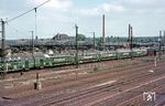 Eine der größten Umschlagstellen der deutschen Post der DDR befand sich am Leipziger Hauptbahnhof, in der auch massenhaft Westpakete ankamen. Briefe und Pakete waren in der Vorinternetzeit die wichtigsten Kommunikationsmittel und hielten die Verbindung zwischen den Menschen in beiden deutschen Staaten aufrecht. In Postämtern unterhielt das MfS eigene Abteilungen, in denen systematisch Post geöffnet wurde. Die Postkontrolle des MfS setzte im Gründungsjahr des Ministeriums 1950 ein. In eigenen Räumlichkeiten des MfS in den 15 Briefverteilämtern der DDR, "Stelle 12" genannt, sortierten Hauptamtliche Stasi-Mitarbeiter nach bestimmten Vorgaben Briefe aus. Verdächtige Inhalte wurden gegebenenfalls kopiert oder sogar im Original zu den Akten genommen und Westgeld-Scheine entnommen. Auf diese Weise erwirtschaftete das MfS auch Devisen: Allein zwischen Januar 1984 und November 1989 ergab dies eine Summe von 32,8 Millionen DM! Das Geld wurde entwendet und der betroffene Brief vernichtet. Mit Unterstützung des Zolls und dort arbeitenden MfS-Angehörigen wurden auch Paketsendungen inspiziert und teilweise Gegenstände konfisziert, darunter bespielte Musik- oder Hörspielcassetten. Für die Postuntersuchung stand in der Regel ein Verzögerungszeitraum von zwölf Stunden zur Verfügung. Erst danach konnte die Deutsche Post mit der regulären Briefzustellung beginnen. Bei erheblich verzögerten Sendungen wurde das Datum im Poststempel unkenntlich gemacht. 1989 waren bis zu 2.200 Mitarbeiter des MfS allein mit der Kontrolle der Postsendungen beschäftigt. (Quelle: Bundeszentrale für politische Bildung, Lizenz CC BY-NC-ND 3.0 DE). (1968) <i>Foto: Joachim Claus</i>