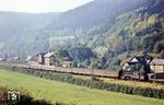 95 0010 fährt mit E 802 (Sonneberg/Thür – Saalfeld/Saale – Leipzig) durch den Bahnhof Marktgölitz, der damals genau an der Grenze zum Sperrgebiet nach Probstzella lag. (10.1977) <i>Foto: Michael Malke</i>