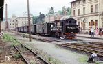 99 1561 mit dem letzten Zug auf der Schmalspurbahn Kirchberg - Wilkau-Haßlau im Bahnhof Kirchberg. Von der einstmals 40 km langen Schmalspurbahn bis Carlsfeld, war mit der Sperrung des Abschnitts Kirchberg – Saupersdorf ob Bf am 15. Juli 1967 nur noch das 6 km lange Streckengleis aus Wilkau-Haßlau übrig geblieben. Der Güterverkehr wurde am 30. September 1972 eingestellt, der Personenverkehr am 3. Juli 1973.  (02.07.1973) <i>Foto: Michael Malke</i>