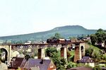 Eine 86er fährt mit einem Güterzug nach Annaberg-Buchholz über das Cranzahler Viadukt. Die Brücke wurde 1871 erbaut und 1992 grundlegend erneuert. (1973) <i>Foto: Michael Malke</i>