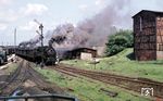 93 608 (Bw Saalfeld) verlässt mit tatkräftiger Unterstützung am Zugschluss den Bahnhof Triptis. (04.1968) <i>Foto: Michael Malke</i>