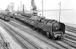 KBE Lok 89 (Krupp, Baujahr 1941) rangiert im Rheinhafen Wesseling/Godorf. Die Umschlaganlagen der Köln-Bonner Eisenbahnen im Rheinbogen bei Wesseling existieren seit 1901. Ende der 1950er Jahre entstand ein neuer Ölhafen für den Umschlag der Fertigprodukte der Shell-Raffinerie. Mit der Hafenerweiterung verlagerte sich der Schwerpunkt des Umschlagbetriebes noch mehr in den Gemeindebezirk Godorf. Die KBE hatte sich daher im Einvernehmen mit den beteiligten Gemeinden entschieden, den bisherigen amtlichen Namen des Hafens „Wesseling“ in „Rheinhafen Wesseling/Godorf“ zu ändern. Die Umschlagleistung des Hafens betrug damals jährlich etwa 3 bis 3,5 Mio t, hauptsächlich Braunkohlenbriketts und Phosphat, womit er an 5. Stelle der Rheinhäfen lag. (06.05.1956) <i>Foto: Jacques H. Renaud</i>