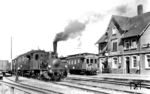 DEBG 22 (eine pr. T 3 nach Musterblatt M III-4e (2) von Hanomag, Baujahr 1897) in Wiesloch Stadt. Dahinter steht der ET 41. Vor der T 3 hat auch Herrmann Maey seine Plattenkamera aufgebaut. (17.07.1937) <i>Foto: DLA Darmstadt (Bellingrodt)</i>