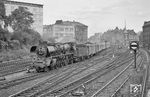 03 042 vom Bw Wittenberge fährt mit D 1060 aus Dresden in Hamburg Hbf ein. Der Zug fuhr seit November 1964, war aber im Kursbuch noch nicht enthalten. Hintergrund war, dass DDR-Rentner wieder für bis zu 30 Tage in den Westen reisen durften und dadurch das bestehende Platzangebot nicht mehr ausreichte. Wegen der fehlenden Fahrplandokumentation wurde von dem britischen Kollegen wohl irrtümlich angenommen, dass dies der D 166 aus Berlin sei. Die Wagenreihung verrät, dass der D 1060 in jenem Fahrplanabschnitt noch nicht über Schwerin fuhr. Das Aufnahmedatum lässt sich dadurch zwischen dem 21.04.1965 und 29.05.1965 eingrenzen.  (05.1965) <i>Foto: Robin Fell</i>