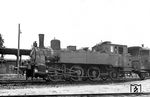 Lok 3 der Kahlgrundbahn vor einem Personenzug im Bahnhof Kahl/Main. Dahinter verbirgt sich die ehemalige 90 236, eine pr. T 9.1 von Borsig aus dem Jahr 1900, die am 11.12.1946 zur Kahlgrundbahn kam. Ihr Einsatz währte nur bis ins Jahr 1951 als auch die Kahlgrund-Eisenbahn AG Konkurs anmelden musste. (1950) <i>Foto: Hermann Ott</i>