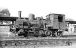 KVG Lok 8 im Bahnhof Kahl am Main. Die 1896 bei Henschel gebaute T3 vom Typ MIII-4e (1) wurde am 6. September 1937 von der RBD Frankfurt gekauft und hatte dort die Reichsbahnnummer 98 7208 getragen. Sie erhielt einen der Kessel der Bauart MIII-4e (2) von Lok 89 7376. Vom 7. September 1945 bis 8. November 1946 baute sie die Kahlgrund-Eisenbahn in eigener Werkstatt zu einer C 1-Tenderlok um. Die Laufachse stammte von 86 075 und hatte nur 5,6 t Achsdruck. Sie dürfte wohl die einzige T 3 gewesen sein, die Windleitbleche erhielt, die bei einer Höchstgeschwindigkeit von 40 km/h aber wirkungslos gewesen sein dürften. (1950) <i>Foto: Hermann Ott</i>