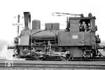 Die Frankfurter Lokalbahn AG (FLAG) war die Betreiberin mehrerer Straßenbahn- und Kleinbahnlinien im Gebiet der heutigen Städte Frankfurt am Main, Bad Homburg und Oberursel. Für den Oberurseler Betrieb kaufte man 1900 bei Hagans zwei B n2t Tenderlokomotiven, die Nr. 1 „Oberursel“ (Bild-Nr. 16678) und die Nr. 2 „Hohemark“ (Foto). Die beiden Tenderlokomotiven (mit Stromabnehmer) übernahmen nach der Elektrifizierung den Güterverkehr auf den Taunusbahnen. Der Stromabnehmer diente zur Auslösung von Schaltimpulsen über die Oberleitung z.B. an den Weichen. Lok Nr. 1 schied 1960 als Ersatzteilspender aus; Lok 2 war noch bis 1964 im Einsatz und blieb im Verkehrsmuseum Frankfurt am Main in Frankfurt-Schwanheim erhalten. (1955) <i>Foto: Dr. Joachim Feißel</i>