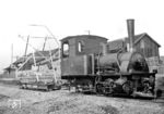 Die Kleinbahngenossenschaft Wallersdorf mit Sitz in Büchling betrieb von 1926 bis Ende 1949 eine Schmalspurbahn mit einer Spurweite von 1.000 mm, beginnend am Bahnhof des Marktes Wallersdorf im Landkreis Dingolfing-Landau nach Münchshöfen in der Gemeinde Oberschneiding, Landkreis Straubing-Bogen. Die Bahn diente ausschließlich dem Güterverkehr. Mit Gründung der Bahn kam auch diese Baulokomotive, Typ Lenz, zur Kleinbahn. 1928 kaufte die Genossenschaft für 3.727,95 RM von der Walhallabahn die fast 40 Jahre alte Maschine Nr. 63, (Krauss 1889/2019, Bauart C n2t), die ursprünglich in Thüringen und Oberschlesien eingesetzt worden war.  (1926) <i>Foto: Helmut Tauber</i>