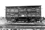 Viehwagen "Altona 5012" auf einem Rollwagen der Kleinbahn Wallershof - Münchshöfen. Das Fahrzeug unterstreicht gut die landwirtschafte Aufgabe der Bahn. (1926) <i>Foto: Helmut Tauber</i>