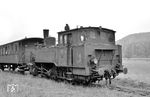 Lok 17 der AVG (Hanomag, Baujahr 1896) war bereits 1958 abgestellt worden und wartet in Busenbach seit vier Jahren auf ihr endgültiges Ende. Die Privatbahnen scheinen mit dem Verschrotten nicht so schnell zur Hand gewesen zu sein wie die Staatsbahn. (20.10.1962) <i>Foto: Helmut Röth</i>