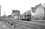 DEBG VT 5 in Wiesloch. Dahinter verbirgt sich der ehemalige VT 79 902, der am 28.12.1953 bei der DB ausgemustert und am 20.12.1954 von der Deutsche Eisenbahn-Betriebs-Gesellschaft (DEBG) übernommen wurde. Ursprünglich war das Fahrzeug von Wumag (Görlitz) im Jahr 1932 als "VT 722 Regensburg" (ab 1933: VT 133 005) an die Reichsbahn geliefert worden. Der Triebwagen blieb nach seiner Abstellung erhalten und steht heute im Eisenbahnmuseum Darmstadt-Kranichstein. (18.11.1962) <i>Foto: Helmut Röth</i>