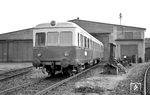 Der VT 103 der Deutsche Eisenbahn-Betriebs-Gesellschaft (DEBG) entstand 1952 bei der Maschinenfabrik Esslingen für die Bahnstrecke Wiesloch – Meckesheim/Waldangelloch und wurde dort nach dem Ende der DEBG von der SWEG übernommen. 1994 wurde er an das Fränkische Freilandmuseum in Fladungen verkauft, heute befindet er sich bei der Chiemgauer Lokalbahn. (18.11.1962) <i>Foto: Helmut Röth</i>
