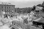 Zerstörungen am Hauptbahnhof in Regensburg. In dem noch mit Tarnanstrich versehenen Reisezugwagen wurde ein befehlsmäßiges Bahnhofsbüro eingerichtet. (1946) <i>Foto: RBD Regensburg</i>