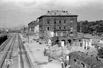 Regensburg zählte 1945 zu den wenigen deutschen Großstädten, die bei Kriegsende nur vergleichsweise geringe Luftkriegsschäden aufwiesen. Trotz der zerstörten Bahn- und Hafenanlagen sowie des Messerschmitt-Flugzeugwerks in Prüfening wies die Stadt eine Beschädigung von weniger als 5 % auf. Noch während des Krieges wurden vorrangig die durchgehenden Hauptgleise wieder befahrbar gemacht sowie Stellwerks- und Signalanlagen repariert. (1946) <i>Foto: RBD Regensburg</i>